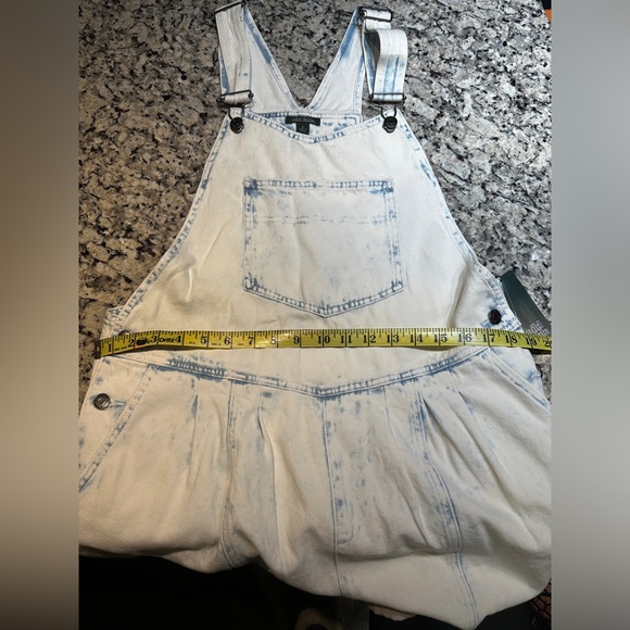 Wild Fable Acid Wash Denim Bib Overall Shorts Size Medium NWT Distressed - Picture 3 of 4
